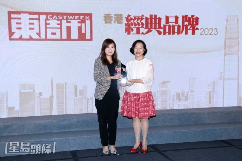 新鸿基地产获颁「殿堂级品牌」大奖，由公司传讯高级经理何苑君（左）代表领奖。